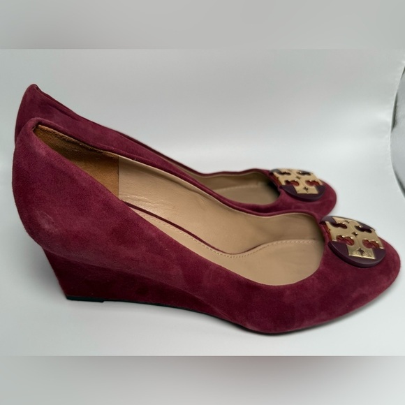 TORY BURCH LUNA EMBELLISHED SUEDE MEDALLION WEDGE HEEL PUMPS SZ 7M - Picture 12 of 15